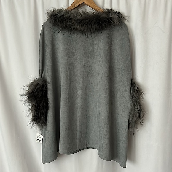 Dolce Cabo NWT Grey Faux Fur Trimmed Short Sleeve Shirt **Size M/L** 🌺🌺 - Picture 2 of 4
